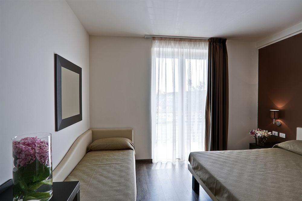 Hotel Acquadolce เปสเคียรา เดล การ์ดา ภายนอก รูปภาพ